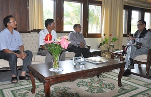 The Governor of Arunachal Pradesh Shri JP Rajkhowa with members of Arunachal Vikas Parishad at Raj Bhawan, Itanagar on 22nd July 2015